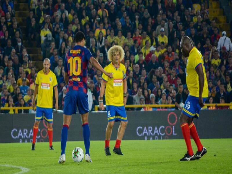 Tran dau giua 2 doi bong Barcelona va Colombia 3 - chấp 1 trái là sao